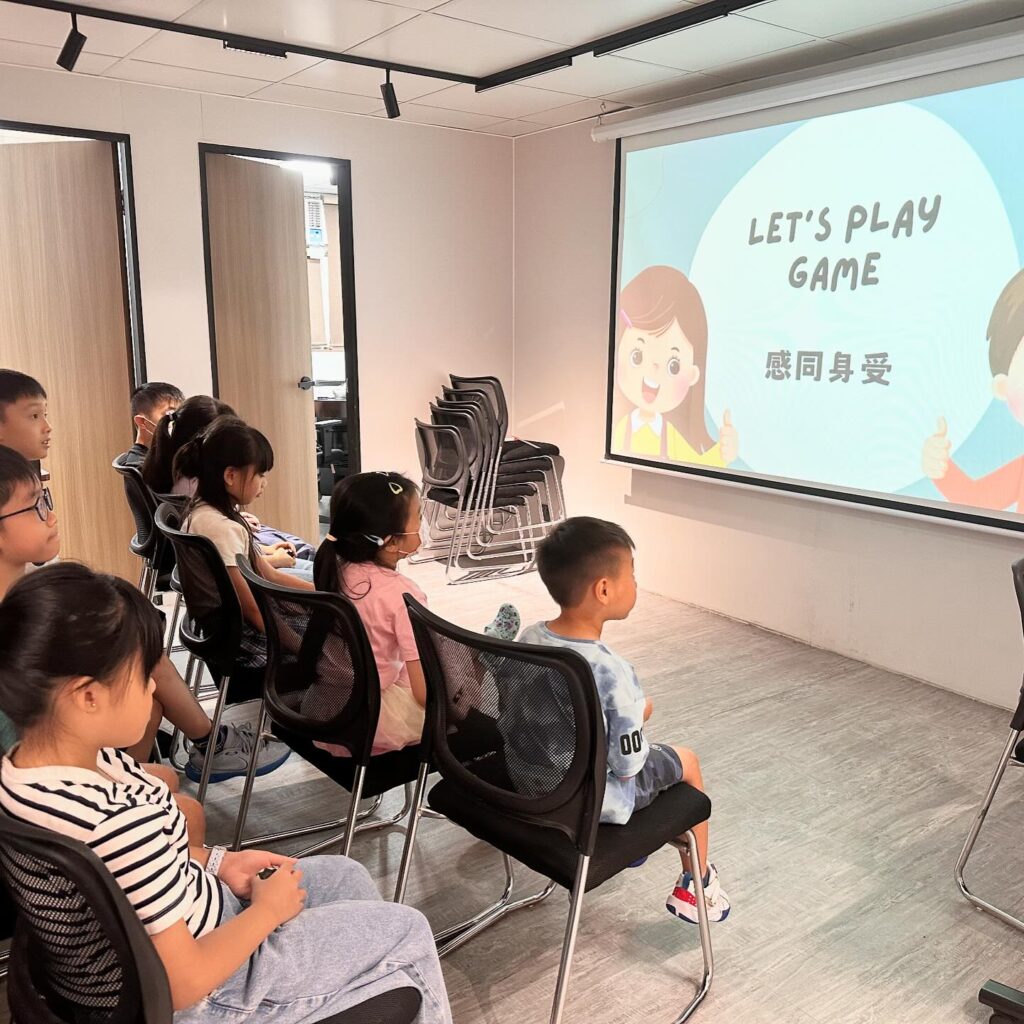 在香港,補習往往被視為「追成績」的必經之路;但當功課、測驗與比較成為日常,愈來愈多孩子開始抗拒學習,甚至把自己定義為「我唔得」。N+ 教育中心創辦人 蔡德偉(Nic Sir)正是從這些現場感受出發的人。他出身社工,曾入校擔任駐校社工,近距離看過孩子如何在壓力下失去自信,也看過家庭與學校之間的落差如何把孩子推向逃避。2012 年,他創立自己的教育中心,嘗試用另一種方式做教育:不只補知識,更重視孩子的情緒、態度與學習動機,讓他們重新願意學、學得起、也學得下去。