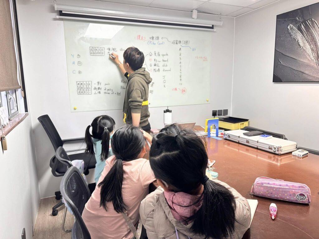 在香港,補習往往被視為「追成績」的必經之路;但當功課、測驗與比較成為日常,愈來愈多孩子開始抗拒學習,甚至把自己定義為「我唔得」。N+ 教育中心創辦人 蔡德偉(Nic Sir)正是從這些現場感受出發的人。他出身社工,曾入校擔任駐校社工,近距離看過孩子如何在壓力下失去自信,也看過家庭與學校之間的落差如何把孩子推向逃避。2012 年,他創立自己的教育中心,嘗試用另一種方式做教育:不只補知識,更重視孩子的情緒、態度與學習動機,讓他們重新願意學、學得起、也學得下去。