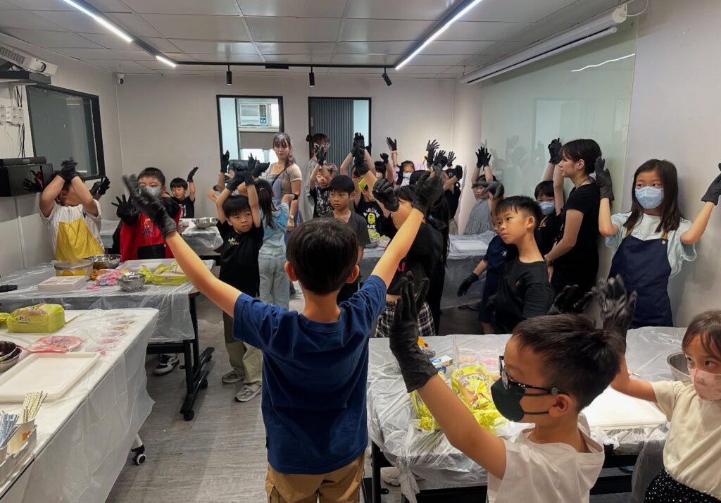 在香港,補習往往被視為「追成績」的必經之路;但當功課、測驗與比較成為日常,愈來愈多孩子開始抗拒學習,甚至把自己定義為「我唔得」。N+ 教育中心創辦人 蔡德偉(Nic Sir)正是從這些現場感受出發的人。他出身社工,曾入校擔任駐校社工,近距離看過孩子如何在壓力下失去自信,也看過家庭與學校之間的落差如何把孩子推向逃避。2012 年,他創立自己的教育中心,嘗試用另一種方式做教育:不只補知識,更重視孩子的情緒、態度與學習動機,讓他們重新願意學、學得起、也學得下去。