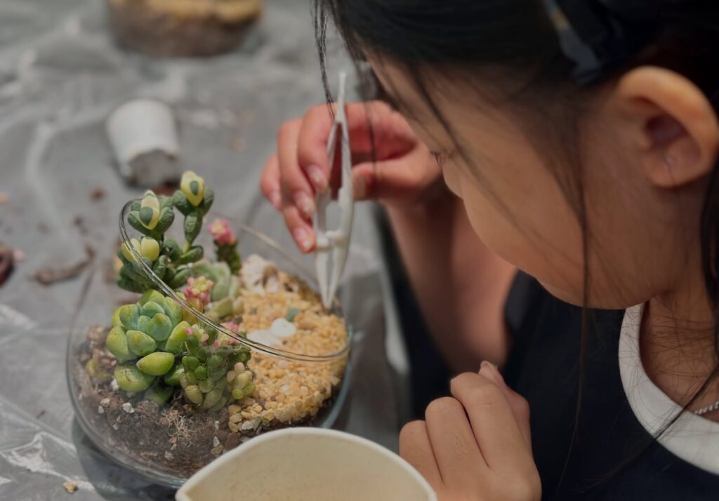 在香港,補習往往被視為「追成績」的必經之路;但當功課、測驗與比較成為日常,愈來愈多孩子開始抗拒學習,甚至把自己定義為「我唔得」。N+ 教育中心創辦人 蔡德偉(Nic Sir)正是從這些現場感受出發的人。他出身社工,曾入校擔任駐校社工,近距離看過孩子如何在壓力下失去自信,也看過家庭與學校之間的落差如何把孩子推向逃避。2012 年,他創立自己的教育中心,嘗試用另一種方式做教育:不只補知識,更重視孩子的情緒、態度與學習動機,讓他們重新願意學、學得起、也學得下去。