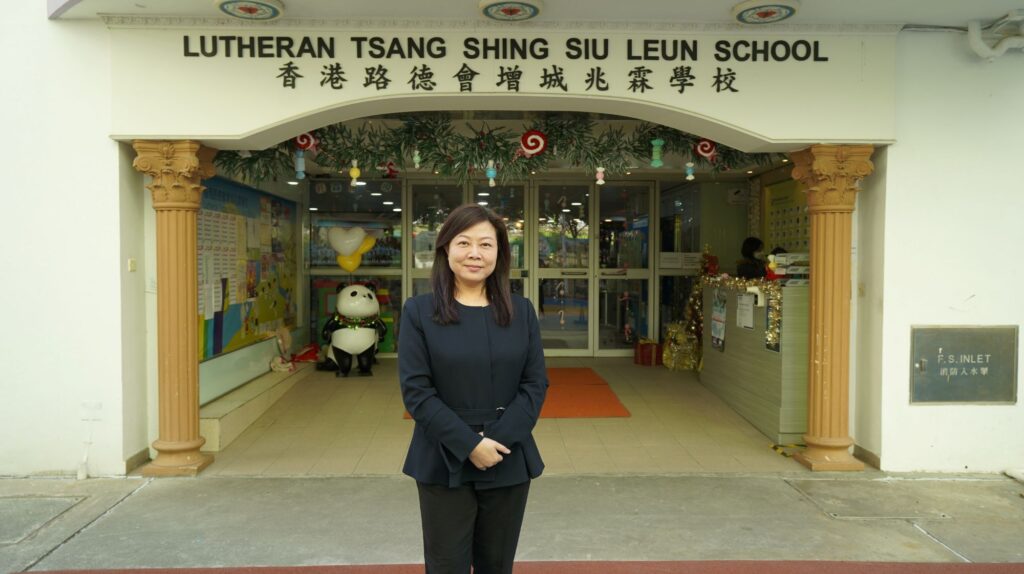 在不少家長的記憶裡,小學生活常常與成績、操練、補課和趕進度綁在一起;也有些人一直在思考:既要學得好,又要孩子身心健康,是否只能二選一?走進香港路德會增城兆霖學校,葉綠盈校長給出另一種答案,以清晰的價值為底,以課程與活動為路徑,把校園變成一個孩子願意投入、敢於嘗試、能夠成長的地方。她不把「開心」當作口號,而是把它落實到課堂設計、校本課程、交流體驗與校園空間之中,讓孩子在安全守規的環境裡玩住學、學住玩;也讓家長看見,原來一間屯門的屋邨小學,同樣可以把孩子帶向更寬廣的世界。她回想自己的教育路過去在九龍東教任教多年,來到這裡擔任校長四年,她形容自己是「好開心」的,不只是換了崗位,而是重新看見:原來上學不一定要靠催谷成績來支撐,也可以靠孩子的好奇心與投入感來推動。