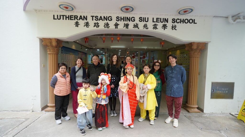 在不少家長的記憶裡,小學生活常常與成績、操練、補課和趕進度綁在一起;也有些人一直在思考:既要學得好,又要孩子身心健康,是否只能二選一?走進香港路德會增城兆霖學校,葉綠盈校長給出另一種答案,以清晰的價值為底,以課程與活動為路徑,把校園變成一個孩子願意投入、敢於嘗試、能夠成長的地方。她不把「開心」當作口號,而是把它落實到課堂設計、校本課程、交流體驗與校園空間之中,讓孩子在安全守規的環境裡玩住學、學住玩;也讓家長看見,原來一間屯門的屋邨小學,同樣可以把孩子帶向更寬廣的世界。她回想自己的教育路過去在九龍東教任教多年,來到這裡擔任校長四年,她形容自己是「好開心」的,不只是換了崗位,而是重新看見:原來上學不一定要靠催谷成績來支撐,也可以靠孩子的好奇心與投入感來推動。