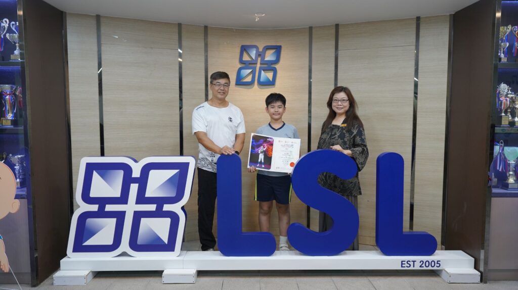 在不少家長的記憶裡,小學生活常常與成績、操練、補課和趕進度綁在一起;也有些人一直在思考:既要學得好,又要孩子身心健康,是否只能二選一?走進香港路德會增城兆霖學校,葉綠盈校長給出另一種答案,以清晰的價值為底,以課程與活動為路徑,把校園變成一個孩子願意投入、敢於嘗試、能夠成長的地方。她不把「開心」當作口號,而是把它落實到課堂設計、校本課程、交流體驗與校園空間之中,讓孩子在安全守規的環境裡玩住學、學住玩;也讓家長看見,原來一間屯門的屋邨小學,同樣可以把孩子帶向更寬廣的世界。她回想自己的教育路過去在九龍東教任教多年,來到這裡擔任校長四年,她形容自己是「好開心」的,不只是換了崗位,而是重新看見:原來上學不一定要靠催谷成績來支撐,也可以靠孩子的好奇心與投入感來推動。