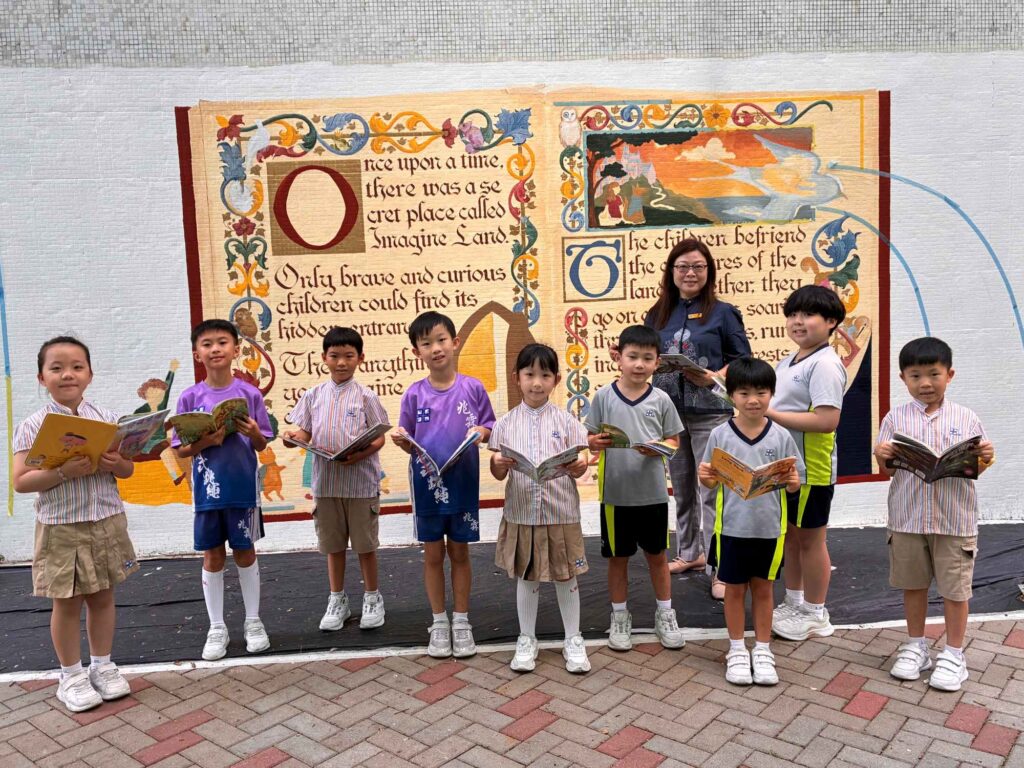 在不少家長的記憶裡,小學生活常常與成績、操練、補課和趕進度綁在一起;也有些人一直在思考:既要學得好,又要孩子身心健康,是否只能二選一?走進香港路德會增城兆霖學校,葉綠盈校長給出另一種答案,以清晰的價值為底,以課程與活動為路徑,把校園變成一個孩子願意投入、敢於嘗試、能夠成長的地方。她不把「開心」當作口號,而是把它落實到課堂設計、校本課程、交流體驗與校園空間之中,讓孩子在安全守規的環境裡玩住學、學住玩;也讓家長看見,原來一間屯門的屋邨小學,同樣可以把孩子帶向更寬廣的世界。她回想自己的教育路過去在九龍東教任教多年,來到這裡擔任校長四年,她形容自己是「好開心」的,不只是換了崗位,而是重新看見:原來上學不一定要靠催谷成績來支撐,也可以靠孩子的好奇心與投入感來推動。
