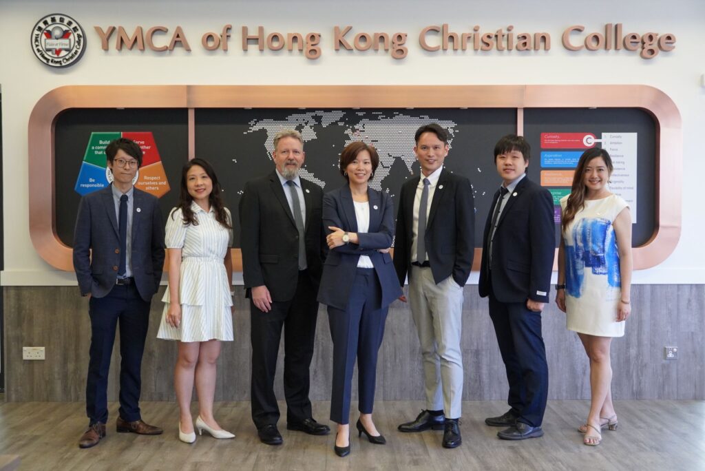 港青基信書院 盧裕敏校長說，自己從小到大都很想做老師，但要解釋「為什麼」卻不容易。小學、中學時，她已清楚知道將來要站在講台上。她形容，老師這個身份帶著一種使命感：把道理、故事與價值觀，透過教學傳遞給學生。那份吸引，像是很早就埋下的種子，不一定轟烈，卻一直向內生長。她坦言，自己從來沒想過做校長。對她而言，「做老師」已足以回應那個單純的初心。於是中學之後，她選擇為將來教學做準備：不走師範或某些既定路線，而是先選一個自己願意投入、也有能力教的科目。最後她選了化學，立志成為化學科老師。