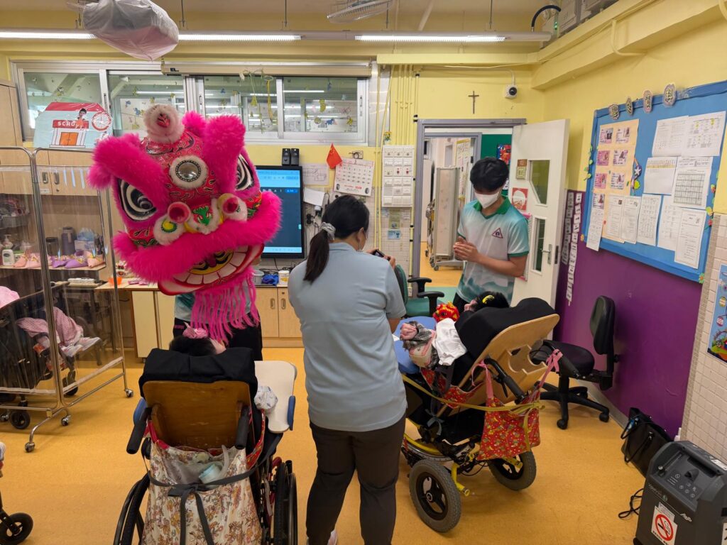 在一間每班只有十多人的課室裏,老師要同時照顧情緒行為需要、學習差異、語言背景各不相同的學生;而在社會眼光之外,這些孩子也正努力學習一件更難的事,重新相信自己可以「成功」。香港扶幼會許仲繩紀念學校 陳慧芝校長,從外展社工走進群育學校,再走到校長的位置,卻始終不願只坐在校長室。她說,群育學校學生的行為表現背後都有其原因;而教育的價值,正是為那些被標籤、被誤解、被放棄過的孩子,尋找更多能發揮他們多元潛能及長處的過程。
