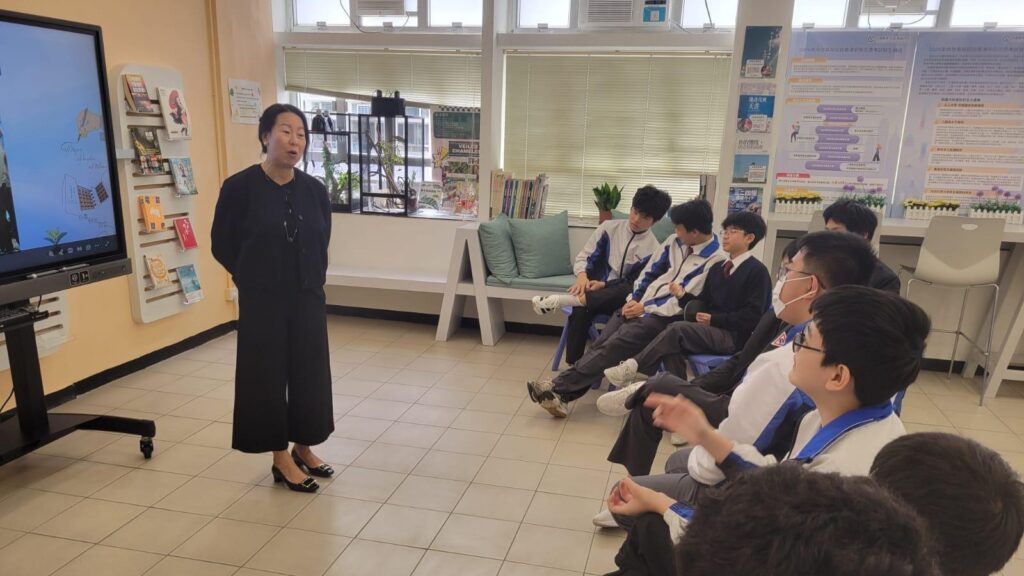在一間每班只有十多人的課室裏,老師要同時照顧情緒行為需要、學習差異、語言背景各不相同的學生;而在社會眼光之外,這些孩子也正努力學習一件更難的事,重新相信自己可以「成功」。香港扶幼會許仲繩紀念學校 陳慧芝校長,從外展社工走進群育學校,再走到校長的位置,卻始終不願只坐在校長室。她說,群育學校學生的行為表現背後都有其原因;而教育的價值,正是為那些被標籤、被誤解、被放棄過的孩子,尋找更多能發揮他們多元潛能及長處的過程。