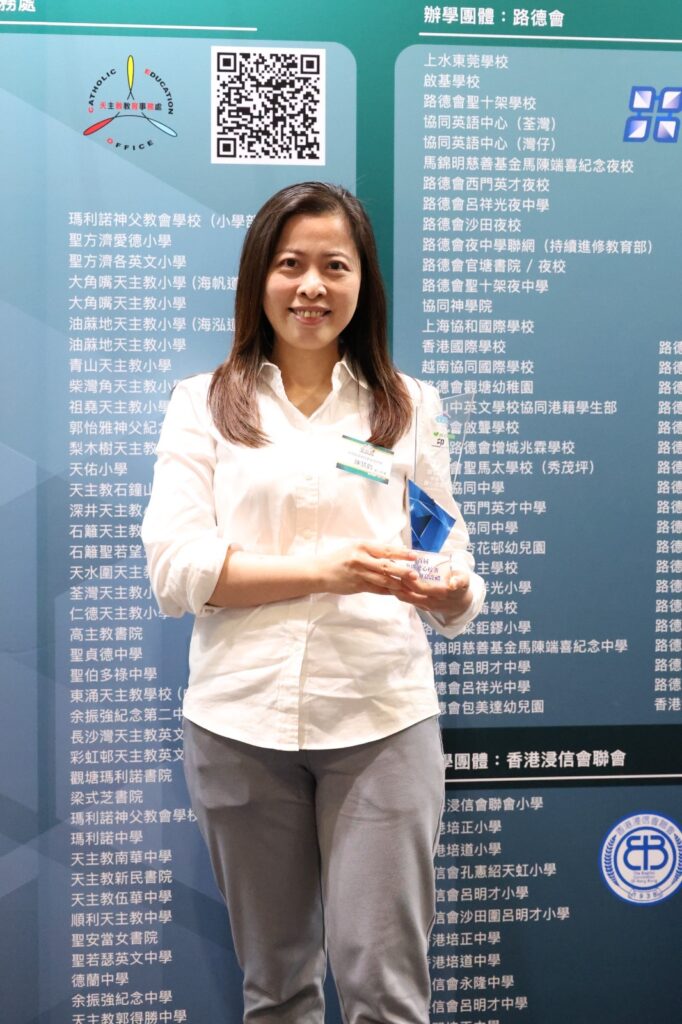 談起職涯起點,世界龍岡學校劉皇發中學 陳慧韵校長 說得很坦白:她最初並不是立志要做校長。她想走進教育,只因一路走來遇過很多「恩師」,在她成長的路上拉過她一把,讓她相信教育不是一句口號,而是能改變人生的力量。她形容自己出身並不寬裕,讀書也不是那種「樣樣全能」的尖子。大學時期她先讀的是商科,畢業後也曾進入銀行做MT(Management Trainee)。那份工作得來不易,但她做了幾個月便決定離開。原因不是能力問題,而是她發現自己在那套生活與話題中「格格不入」:日常圍繞股價升跌、茶餘飯後談資產配置增值等,跟她想要的很不同。