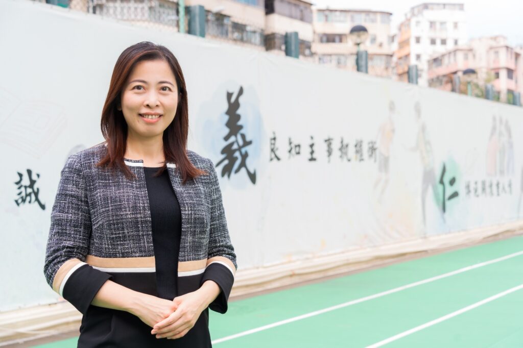 談起職涯起點,世界龍岡學校劉皇發中學 陳慧韵校長 說得很坦白:她最初並不是立志要做校長。她想走進教育,只因一路走來遇過很多「恩師」,在她成長的路上拉過她一把,讓她相信教育不是一句口號,而是能改變人生的力量。她形容自己出身並不寬裕,讀書也不是那種「樣樣全能」的尖子。大學時期她先讀的是商科,畢業後也曾進入銀行做MT(Management Trainee)。那份工作得來不易,但她做了幾個月便決定離開。原因不是能力問題,而是她發現自己在那套生活與話題中「格格不入」:日常圍繞股價升跌、茶餘飯後談資產配置增值等,跟她想要的很不同。