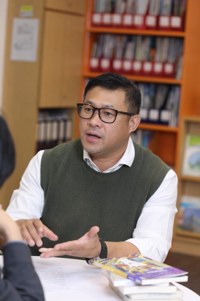 嶺南鍾榮光博士紀念中學 殷培基校長想自己的起步,並不是一開始就立志當老師。大學讀中文系的他,畢業時最自然的選擇,是像不少同學那樣走進校園教書。但22歲的他心裡有一個疑問:自己是否已經準備好,去成為一個能影響別人的大人?他形容那感覺像「一個小孩教更小的小孩」,總覺得欠了一點人生的底氣。他承認自己一直喜歡創作、喜歡寫作。於是他選擇先闖一闖:打開求職廣告,看到廣告公司,想起大學時曾聽師兄分享這行的刺激與創意,便「膽粗粗」去試。對他而言,廣告既是行業,也是訓練場,把想法變成作品,把文字變成影響,把創意變成溝通。