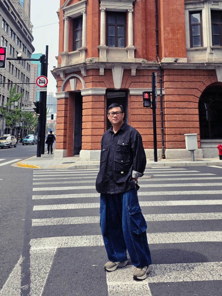 嶺南鍾榮光博士紀念中學 殷培基校長想自己的起步,並不是一開始就立志當老師。大學讀中文系的他,畢業時最自然的選擇,是像不少同學那樣走進校園教書。但22歲的他心裡有一個疑問:自己是否已經準備好,去成為一個能影響別人的大人?他形容那感覺像「一個小孩教更小的小孩」,總覺得欠了一點人生的底氣。他承認自己一直喜歡創作、喜歡寫作。於是他選擇先闖一闖:打開求職廣告,看到廣告公司,想起大學時曾聽師兄分享這行的刺激與創意,便「膽粗粗」去試。對他而言,廣告既是行業,也是訓練場,把想法變成作品,把文字變成影響,把創意變成溝通。