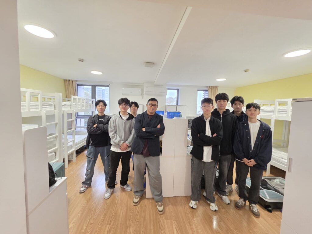 嶺南鍾榮光博士紀念中學 殷培基校長想自己的起步,並不是一開始就立志當老師。大學讀中文系的他,畢業時最自然的選擇,是像不少同學那樣走進校園教書。但22歲的他心裡有一個疑問:自己是否已經準備好,去成為一個能影響別人的大人?他形容那感覺像「一個小孩教更小的小孩」,總覺得欠了一點人生的底氣。他承認自己一直喜歡創作、喜歡寫作。於是他選擇先闖一闖:打開求職廣告,看到廣告公司,想起大學時曾聽師兄分享這行的刺激與創意,便「膽粗粗」去試。對他而言,廣告既是行業,也是訓練場,把想法變成作品,把文字變成影響,把創意變成溝通。