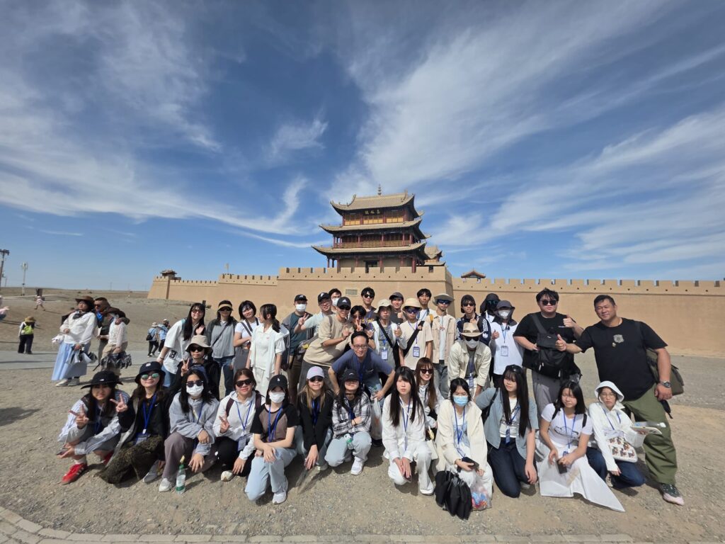 嶺南鍾榮光博士紀念中學 殷培基校長想自己的起步,並不是一開始就立志當老師。大學讀中文系的他,畢業時最自然的選擇,是像不少同學那樣走進校園教書。但22歲的他心裡有一個疑問:自己是否已經準備好,去成為一個能影響別人的大人?他形容那感覺像「一個小孩教更小的小孩」,總覺得欠了一點人生的底氣。他承認自己一直喜歡創作、喜歡寫作。於是他選擇先闖一闖:打開求職廣告,看到廣告公司,想起大學時曾聽師兄分享這行的刺激與創意,便「膽粗粗」去試。對他而言,廣告既是行業,也是訓練場,把想法變成作品,把文字變成影響,把創意變成溝通。