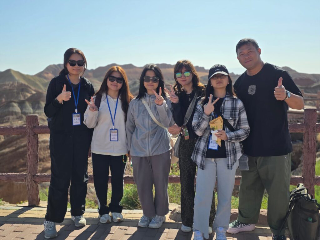 嶺南鍾榮光博士紀念中學 殷培基校長想自己的起步,並不是一開始就立志當老師。大學讀中文系的他,畢業時最自然的選擇,是像不少同學那樣走進校園教書。但22歲的他心裡有一個疑問:自己是否已經準備好,去成為一個能影響別人的大人?他形容那感覺像「一個小孩教更小的小孩」,總覺得欠了一點人生的底氣。他承認自己一直喜歡創作、喜歡寫作。於是他選擇先闖一闖:打開求職廣告,看到廣告公司,想起大學時曾聽師兄分享這行的刺激與創意,便「膽粗粗」去試。對他而言,廣告既是行業,也是訓練場,把想法變成作品,把文字變成影響,把創意變成溝通。