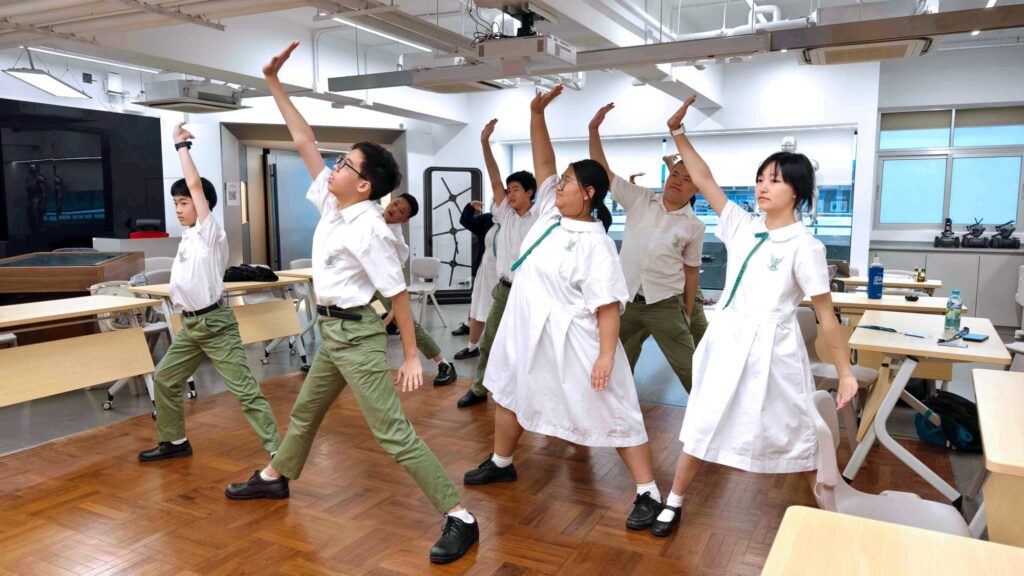 一間學校要面對的,從來不只是一張成績表:收生壓力、家長期望、投訴與危機、團隊磨合,還有孩子每天帶着情緒走進校門的那一刻。當資源被削減、外界催着「先顧成績」時,香港培英中學校長陳俊賢卻選擇反其道而行,他把學生的身心靈健康放在第一位,並且用一套可落地、可檢視、能在日常推行的做法,把「關心」變成制度、把理念變成習慣。從早年推動校園創新、到在疫情的風浪中陪學生走過情緒,再到今天守住課後活動與歸屬感,他相信:孩子不是靠被推着走而變好,而是要先在學校找到一個安全的位置,才能慢慢長出力量。