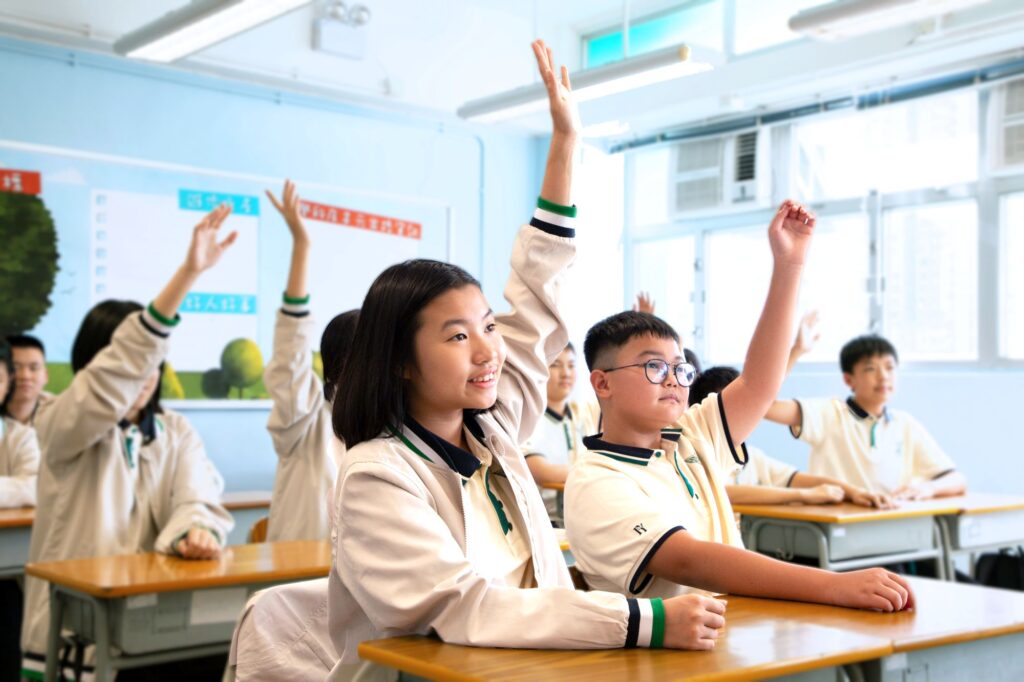 一間學校要面對的,從來不只是一張成績表:收生壓力、家長期望、投訴與危機、團隊磨合,還有孩子每天帶着情緒走進校門的那一刻。當資源被削減、外界催着「先顧成績」時,香港培英中學校長陳俊賢卻選擇反其道而行,他把學生的身心靈健康放在第一位,並且用一套可落地、可檢視、能在日常推行的做法,把「關心」變成制度、把理念變成習慣。從早年推動校園創新、到在疫情的風浪中陪學生走過情緒,再到今天守住課後活動與歸屬感,他相信:孩子不是靠被推着走而變好,而是要先在學校找到一個安全的位置,才能慢慢長出力量。