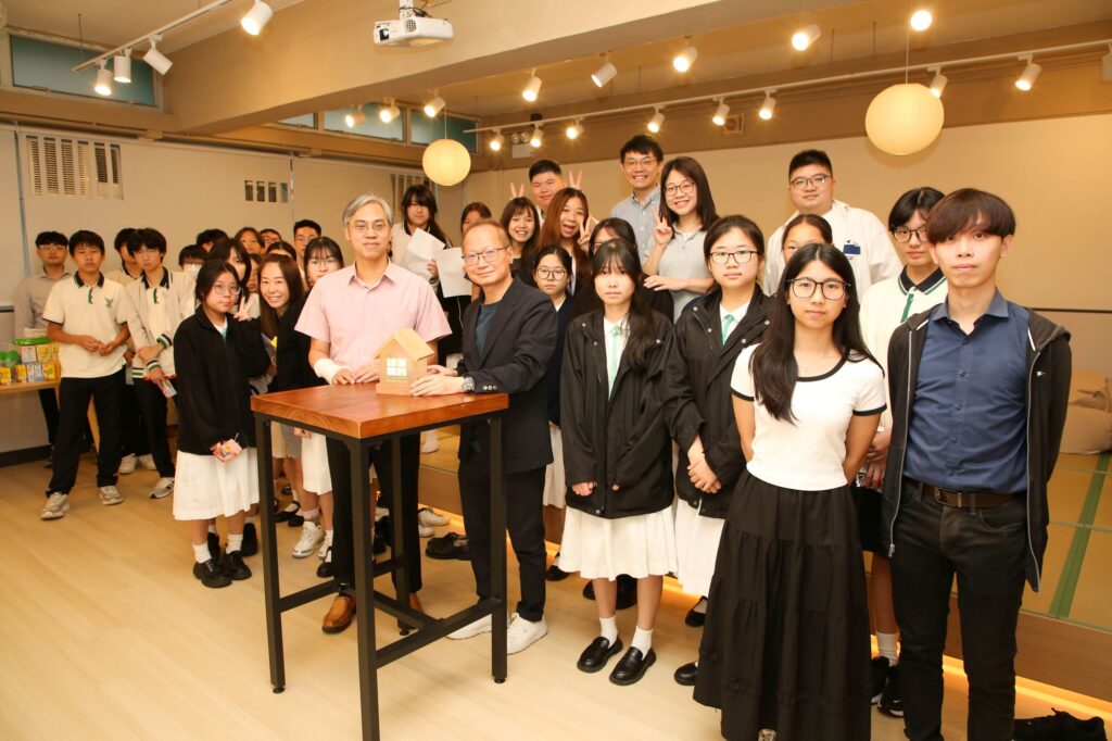 一間學校要面對的,從來不只是一張成績表:收生壓力、家長期望、投訴與危機、團隊磨合,還有孩子每天帶着情緒走進校門的那一刻。當資源被削減、外界催着「先顧成績」時,香港培英中學校長陳俊賢卻選擇反其道而行,他把學生的身心靈健康放在第一位,並且用一套可落地、可檢視、能在日常推行的做法,把「關心」變成制度、把理念變成習慣。從早年推動校園創新、到在疫情的風浪中陪學生走過情緒,再到今天守住課後活動與歸屬感,他相信:孩子不是靠被推着走而變好,而是要先在學校找到一個安全的位置,才能慢慢長出力量。