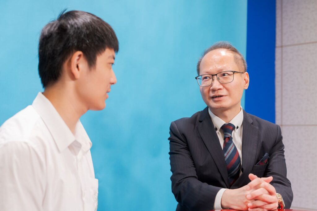 一間學校要面對的,從來不只是一張成績表:收生壓力、家長期望、投訴與危機、團隊磨合,還有孩子每天帶着情緒走進校門的那一刻。當資源被削減、外界催着「先顧成績」時,香港培英中學校長陳俊賢卻選擇反其道而行,他把學生的身心靈健康放在第一位,並且用一套可落地、可檢視、能在日常推行的做法,把「關心」變成制度、把理念變成習慣。從早年推動校園創新、到在疫情的風浪中陪學生走過情緒,再到今天守住課後活動與歸屬感,他相信:孩子不是靠被推着走而變好,而是要先在學校找到一個安全的位置,才能慢慢長出力量。