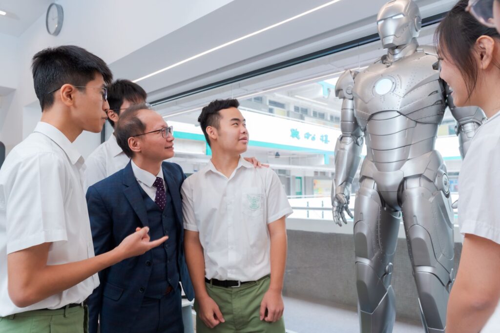 一間學校要面對的,從來不只是一張成績表:收生壓力、家長期望、投訴與危機、團隊磨合,還有孩子每天帶着情緒走進校門的那一刻。當資源被削減、外界催着「先顧成績」時,香港培英中學校長陳俊賢卻選擇反其道而行,他把學生的身心靈健康放在第一位,並且用一套可落地、可檢視、能在日常推行的做法,把「關心」變成制度、把理念變成習慣。從早年推動校園創新、到在疫情的風浪中陪學生走過情緒,再到今天守住課後活動與歸屬感,他相信:孩子不是靠被推着走而變好,而是要先在學校找到一個安全的位置,才能慢慢長出力量。