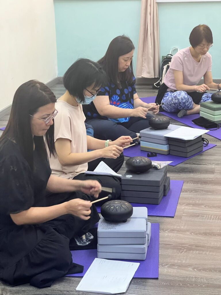如果把瑜伽想像成瑜伽中心裡的一小時課堂,Lunawellness 吳沅樺 Bridget 的工作會顛覆這個畫面。她不只教伸展與呼吸,更把教學帶到社區、機構與校園,面對銀髮長者、視障人士、家長與孩子、甚至男性專班等不同需要的人。她的故事不是「突然勇敢追夢」的童話,而是一段很務實的轉向:從穩定文職到全職導師;從低薪、奔波與不確定,到逐步建立自己的定位與合作網絡。她用五年時間,讓一門看似日常的運動,成為許多人重新整理身心、建立生活節奏的方式。