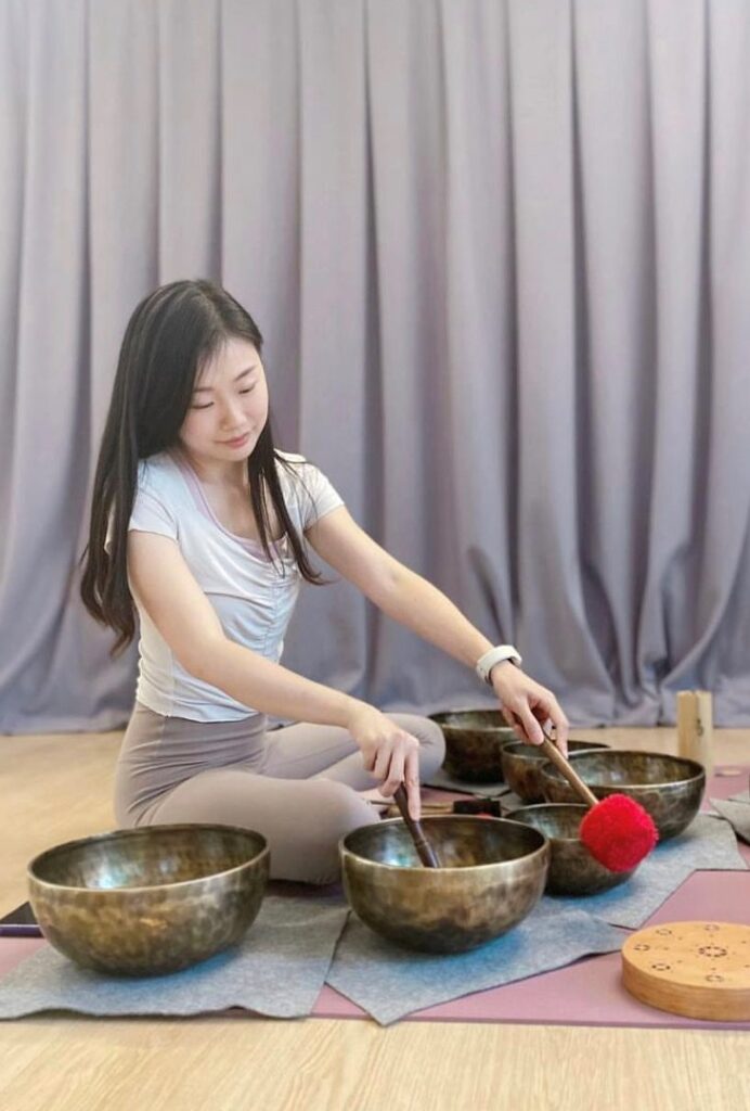 如果把瑜伽想像成瑜伽中心裡的一小時課堂,Lunawellness 吳沅樺 Bridget 的工作會顛覆這個畫面。她不只教伸展與呼吸,更把教學帶到社區、機構與校園,面對銀髮長者、視障人士、家長與孩子、甚至男性專班等不同需要的人。她的故事不是「突然勇敢追夢」的童話,而是一段很務實的轉向:從穩定文職到全職導師;從低薪、奔波與不確定,到逐步建立自己的定位與合作網絡。她用五年時間,讓一門看似日常的運動,成為許多人重新整理身心、建立生活節奏的方式。