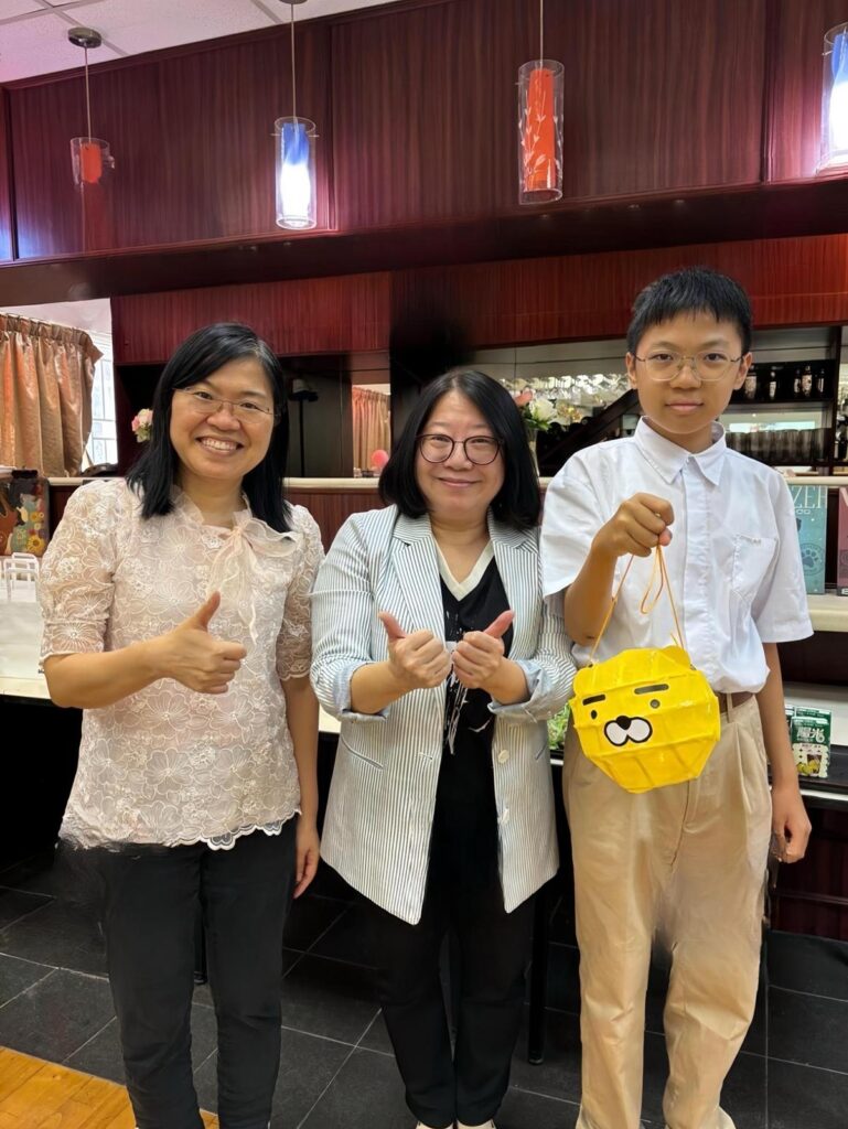 在成績與升學之外,教育還有更深遠的意義——看見孩子真正的需要,陪伴他們一步步成長。中華基督教會公理書院 阮愛馨校長的故事,正是從這樣的信念出發:一句真誠的肯定如何點亮自信,一位老師如何把安靜的孩子帶回人群。她始終相信,教育不只是為考試而存在,而是在理解與尊重之中,讓孩子慢慢建立自信與自尊。這篇專訪記錄她如何在現實與理想之間穩步前行,並把「看見孩子的需要、給人安全感、讓孩子長出自尊」化為每天真實可行的教育實踐。