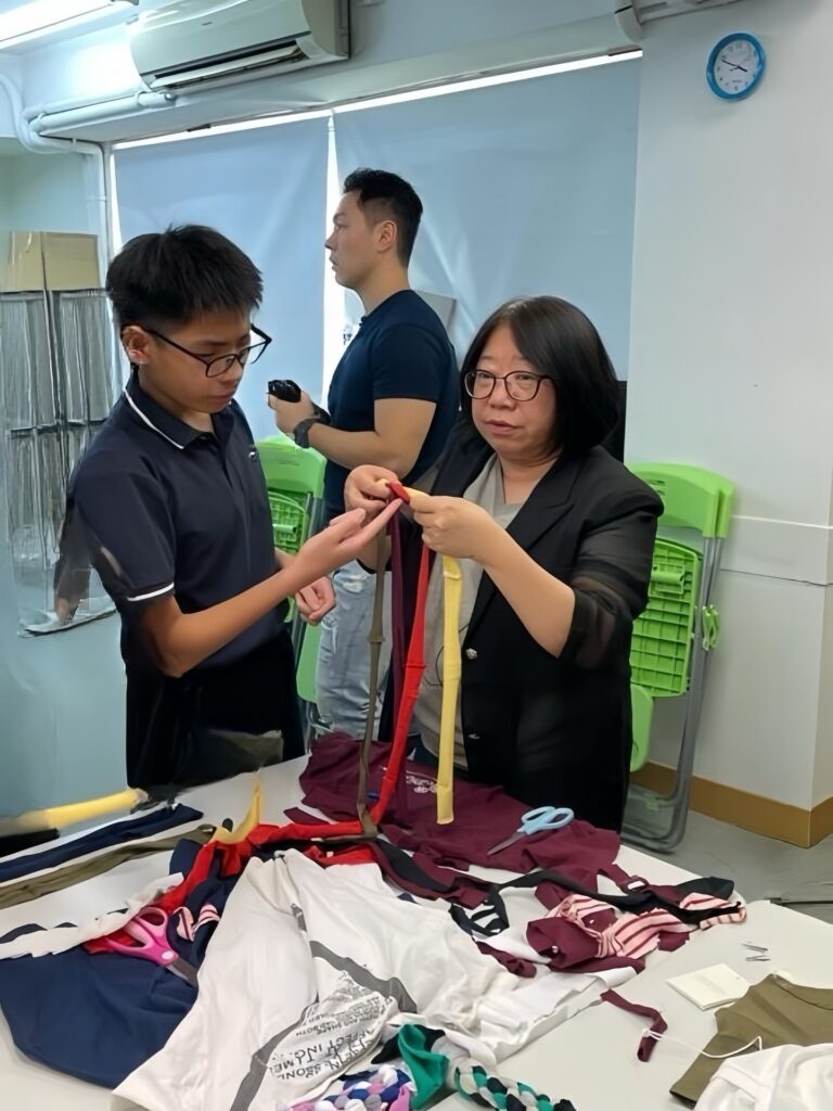 在成績與升學之外,教育還有更深遠的意義——看見孩子真正的需要,陪伴他們一步步成長。中華基督教會公理書院 阮愛馨校長的故事,正是從這樣的信念出發:一句真誠的肯定如何點亮自信,一位老師如何把安靜的孩子帶回人群。她始終相信,教育不只是為考試而存在,而是在理解與尊重之中,讓孩子慢慢建立自信與自尊。這篇專訪記錄她如何在現實與理想之間穩步前行,並把「看見孩子的需要、給人安全感、讓孩子長出自尊」化為每天真實可行的教育實踐。