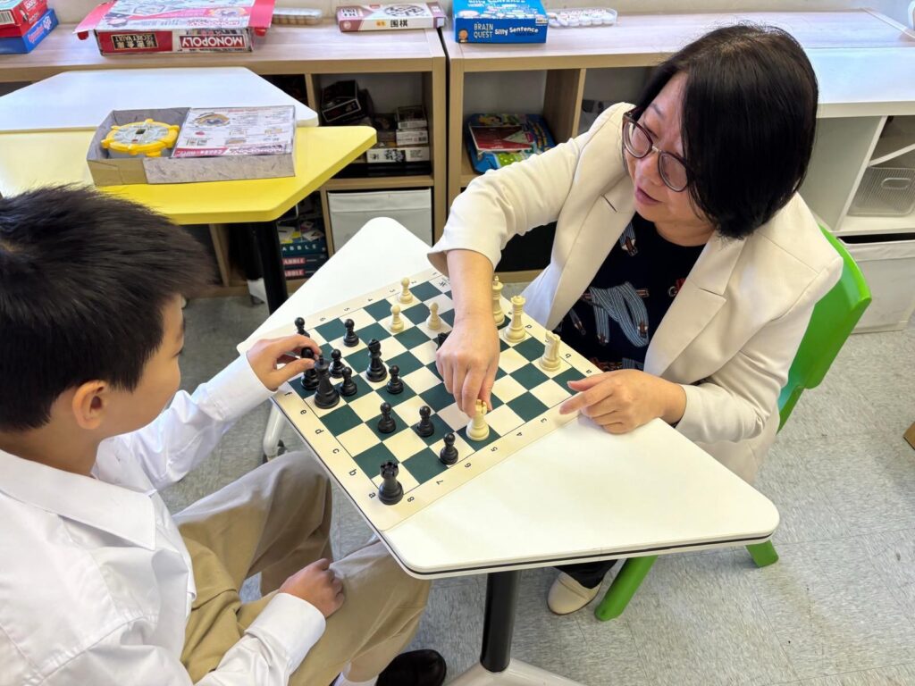 在成績與升學之外,教育還有更深遠的意義——看見孩子真正的需要,陪伴他們一步步成長。中華基督教會公理書院 阮愛馨校長的故事,正是從這樣的信念出發:一句真誠的肯定如何點亮自信,一位老師如何把安靜的孩子帶回人群。她始終相信,教育不只是為考試而存在,而是在理解與尊重之中,讓孩子慢慢建立自信與自尊。這篇專訪記錄她如何在現實與理想之間穩步前行,並把「看見孩子的需要、給人安全感、讓孩子長出自尊」化為每天真實可行的教育實踐。