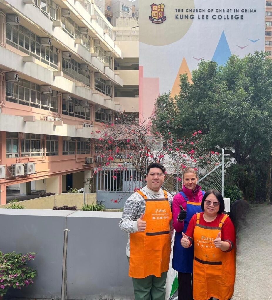 在成績與升學之外,教育還有更深遠的意義——看見孩子真正的需要,陪伴他們一步步成長。中華基督教會公理書院 阮愛馨校長的故事,正是從這樣的信念出發:一句真誠的肯定如何點亮自信,一位老師如何把安靜的孩子帶回人群。她始終相信,教育不只是為考試而存在,而是在理解與尊重之中,讓孩子慢慢建立自信與自尊。這篇專訪記錄她如何在現實與理想之間穩步前行,並把「看見孩子的需要、給人安全感、讓孩子長出自尊」化為每天真實可行的教育實踐。