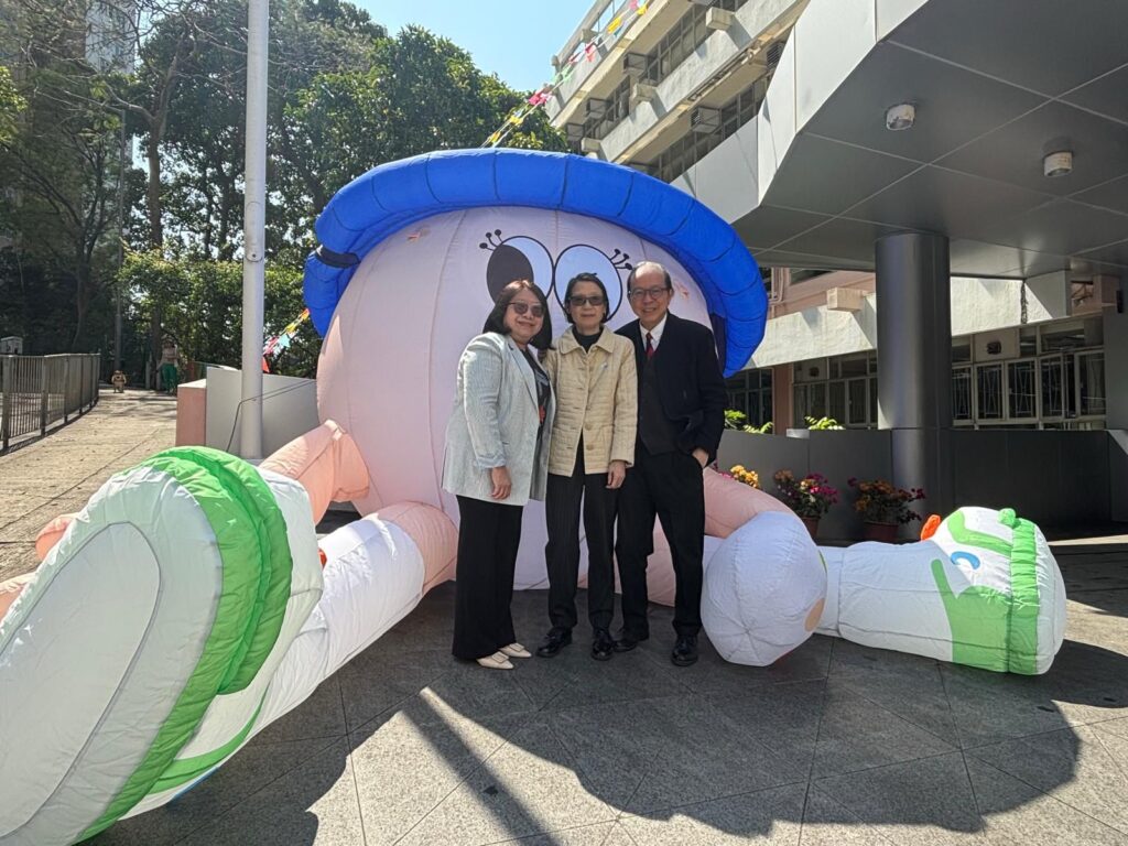 在成績與升學之外,教育還有更深遠的意義——看見孩子真正的需要,陪伴他們一步步成長。中華基督教會公理書院 阮愛馨校長的故事,正是從這樣的信念出發:一句真誠的肯定如何點亮自信,一位老師如何把安靜的孩子帶回人群。她始終相信,教育不只是為考試而存在,而是在理解與尊重之中,讓孩子慢慢建立自信與自尊。這篇專訪記錄她如何在現實與理想之間穩步前行,並把「看見孩子的需要、給人安全感、讓孩子長出自尊」化為每天真實可行的教育實踐。