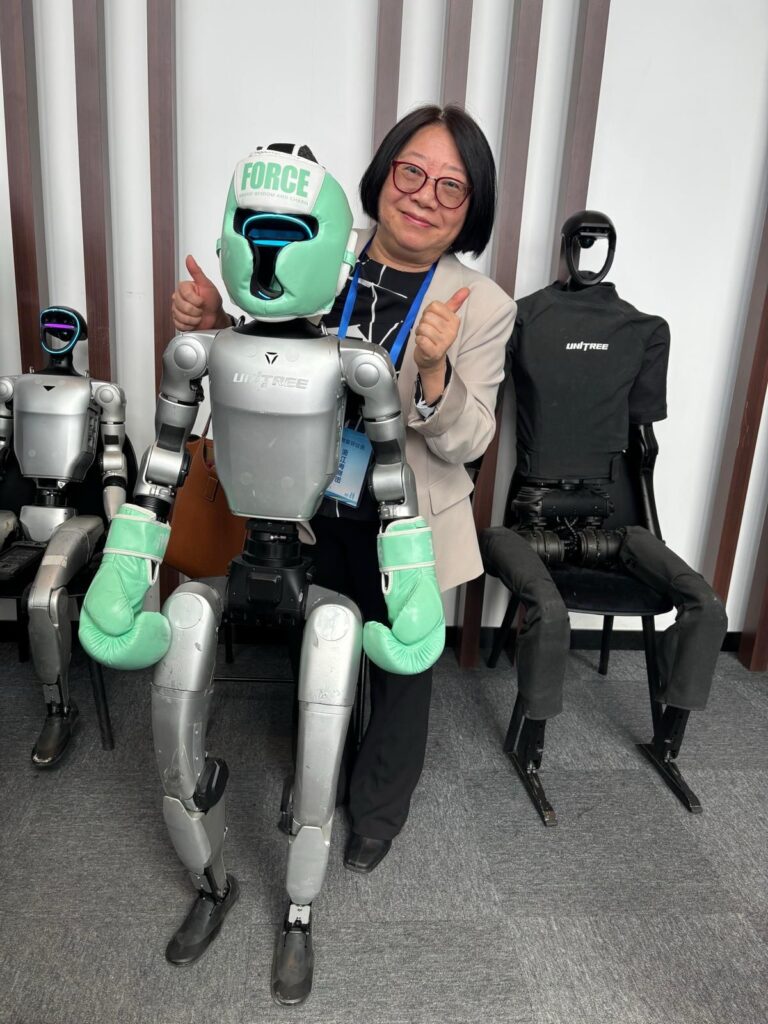 在成績與升學之外,教育還有更深遠的意義——看見孩子真正的需要,陪伴他們一步步成長。中華基督教會公理書院 阮愛馨校長的故事,正是從這樣的信念出發:一句真誠的肯定如何點亮自信,一位老師如何把安靜的孩子帶回人群。她始終相信,教育不只是為考試而存在,而是在理解與尊重之中,讓孩子慢慢建立自信與自尊。這篇專訪記錄她如何在現實與理想之間穩步前行,並把「看見孩子的需要、給人安全感、讓孩子長出自尊」化為每天真實可行的教育實踐。