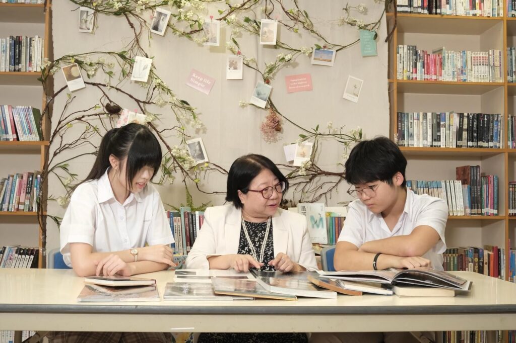 在成績與升學之外,教育還有更深遠的意義——看見孩子真正的需要,陪伴他們一步步成長。中華基督教會公理書院 阮愛馨校長的故事,正是從這樣的信念出發:一句真誠的肯定如何點亮自信,一位老師如何把安靜的孩子帶回人群。她始終相信,教育不只是為考試而存在,而是在理解與尊重之中,讓孩子慢慢建立自信與自尊。這篇專訪記錄她如何在現實與理想之間穩步前行,並把「看見孩子的需要、給人安全感、讓孩子長出自尊」化為每天真實可行的教育實踐。