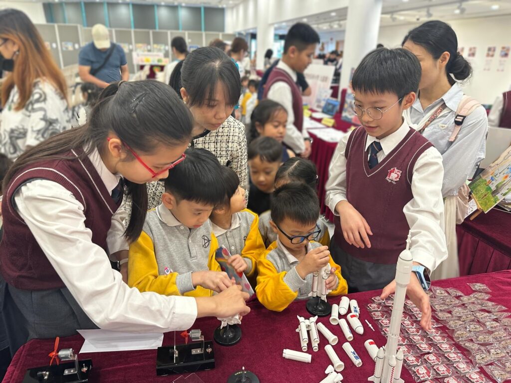 中華基督教會深愛堂幼稚園 林巧儀校長 回想自己的成長,並不是外界想像中那種一路「很叻」的典型優等生。讀書成績普普通通,面對「將來讀什麼、前路會怎樣」這類問題,她也曾迷惘。但她很早就摸到一條屬於自己的線索:興趣。她說自己從小就喜歡和小朋友相處、一起玩。當她開始認識幼兒教育這個行業,反而覺得這不是一般坐在辦公室、做文件的工作,而是一份需要投入、也能看見改變的專業。於是她下定決心,努力讀書、考取幼兒教育相關進修,正式踏進這條路。