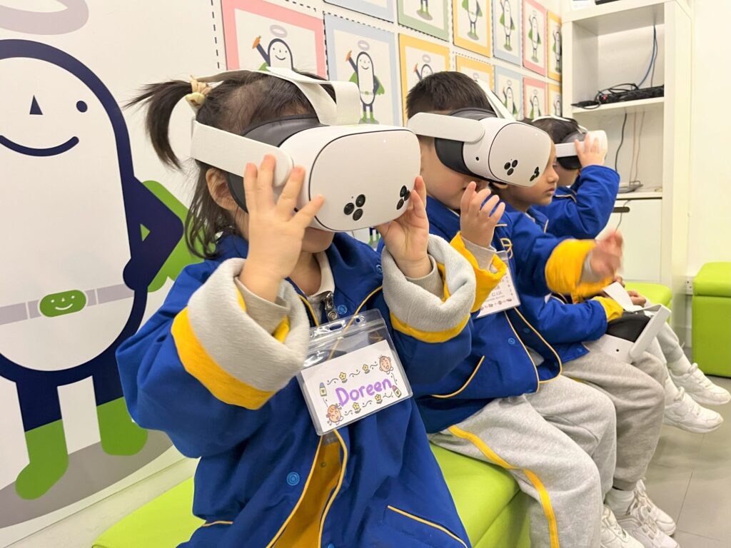 中華基督教會深愛堂幼稚園 林巧儀校長 回想自己的成長,並不是外界想像中那種一路「很叻」的典型優等生。讀書成績普普通通,面對「將來讀什麼、前路會怎樣」這類問題,她也曾迷惘。但她很早就摸到一條屬於自己的線索:興趣。她說自己從小就喜歡和小朋友相處、一起玩。當她開始認識幼兒教育這個行業,反而覺得這不是一般坐在辦公室、做文件的工作,而是一份需要投入、也能看見改變的專業。於是她下定決心,努力讀書、考取幼兒教育相關進修,正式踏進這條路。