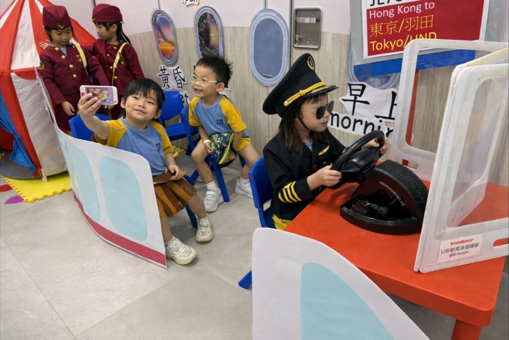 中華基督教會深愛堂幼稚園 林巧儀校長 回想自己的成長,並不是外界想像中那種一路「很叻」的典型優等生。讀書成績普普通通,面對「將來讀什麼、前路會怎樣」這類問題,她也曾迷惘。但她很早就摸到一條屬於自己的線索:興趣。她說自己從小就喜歡和小朋友相處、一起玩。當她開始認識幼兒教育這個行業,反而覺得這不是一般坐在辦公室、做文件的工作,而是一份需要投入、也能看見改變的專業。於是她下定決心,努力讀書、考取幼兒教育相關進修,正式踏進這條路。