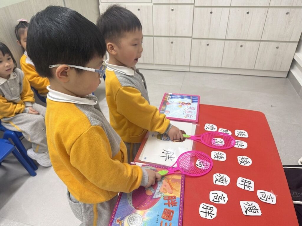 中華基督教會深愛堂幼稚園 林巧儀校長 回想自己的成長,並不是外界想像中那種一路「很叻」的典型優等生。讀書成績普普通通,面對「將來讀什麼、前路會怎樣」這類問題,她也曾迷惘。但她很早就摸到一條屬於自己的線索:興趣。她說自己從小就喜歡和小朋友相處、一起玩。當她開始認識幼兒教育這個行業,反而覺得這不是一般坐在辦公室、做文件的工作,而是一份需要投入、也能看見改變的專業。於是她下定決心,努力讀書、考取幼兒教育相關進修,正式踏進這條路。