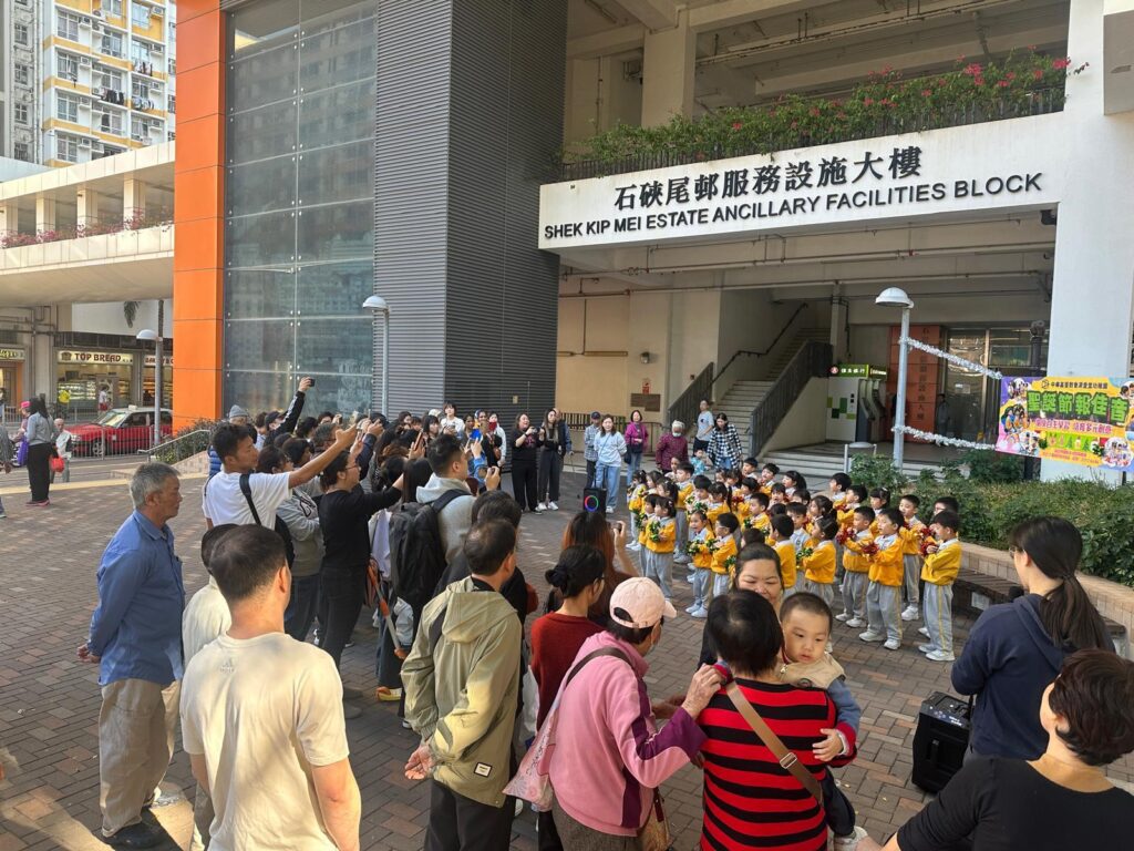中華基督教會深愛堂幼稚園 林巧儀校長 回想自己的成長,並不是外界想像中那種一路「很叻」的典型優等生。讀書成績普普通通,面對「將來讀什麼、前路會怎樣」這類問題,她也曾迷惘。但她很早就摸到一條屬於自己的線索:興趣。她說自己從小就喜歡和小朋友相處、一起玩。當她開始認識幼兒教育這個行業,反而覺得這不是一般坐在辦公室、做文件的工作,而是一份需要投入、也能看見改變的專業。於是她下定決心,努力讀書、考取幼兒教育相關進修,正式踏進這條路。