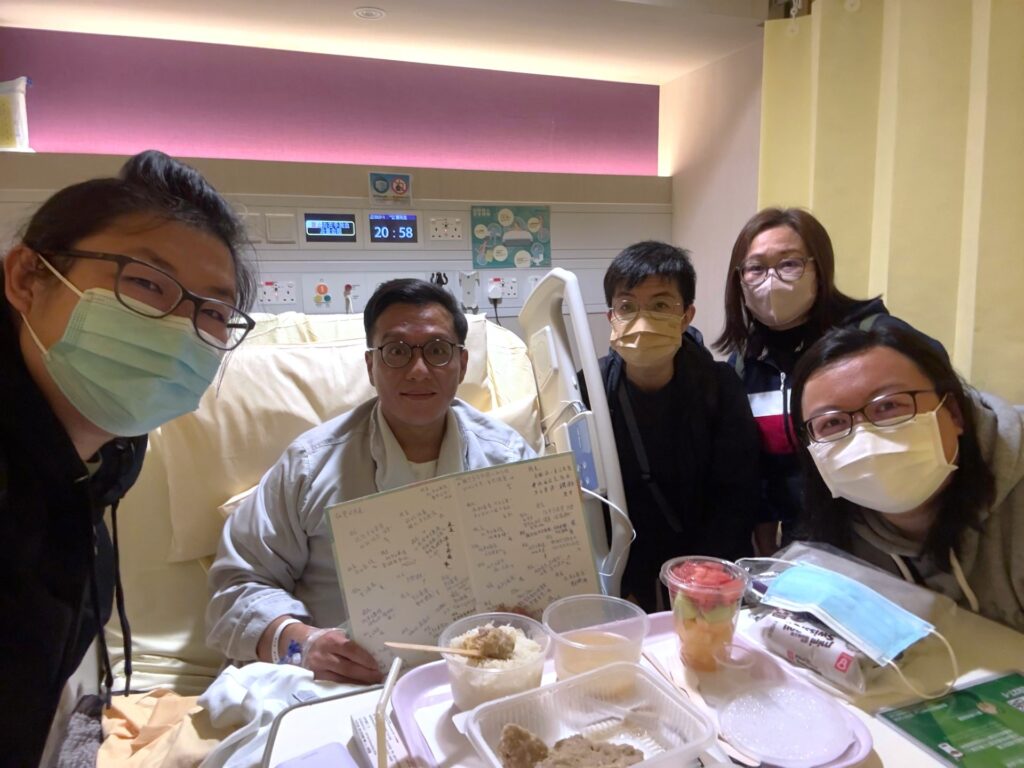 道慈佛社楊日霖紀念學校 鄭裔威校長的職涯起步,並不在教員室,而在資訊科技行業。他在英國讀書、做IT相關工作,習慣用效率衡量一切:系統要快、流程要順、資源要用得精準。但做了一年後,他覺得那段日子有點乏味。回到香港,剛好遇上當年的經濟低潮,IT工作不易找。母親一句「乜都做住先」,他抱着務實的心態,走進一間位於粉嶺的特殊學校,從教學助理做起。在他眼中,這是把人生重新校準:先站穩,先做事,先靠近人的機遇。