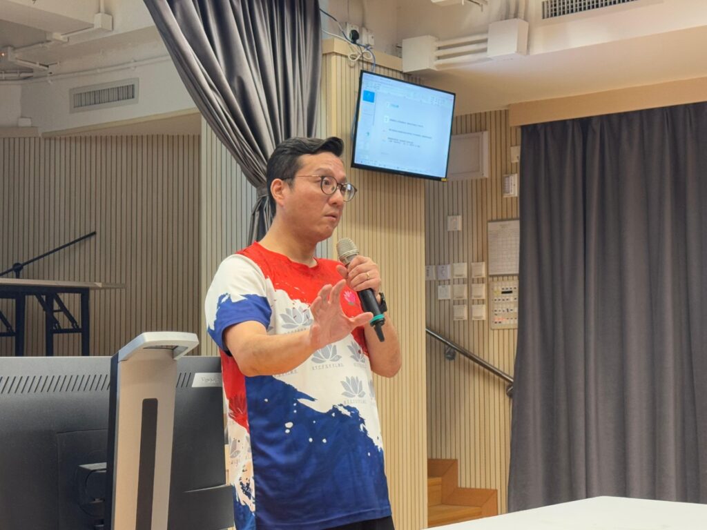 道慈佛社楊日霖紀念學校 鄭裔威校長的職涯起步,並不在教員室,而在資訊科技行業。他在英國讀書、做IT相關工作,習慣用效率衡量一切:系統要快、流程要順、資源要用得精準。但做了一年後,他覺得那段日子有點乏味。回到香港,剛好遇上當年的經濟低潮,IT工作不易找。母親一句「乜都做住先」,他抱着務實的心態,走進一間位於粉嶺的特殊學校,從教學助理做起。在他眼中,這是把人生重新校準:先站穩,先做事,先靠近人的機遇。