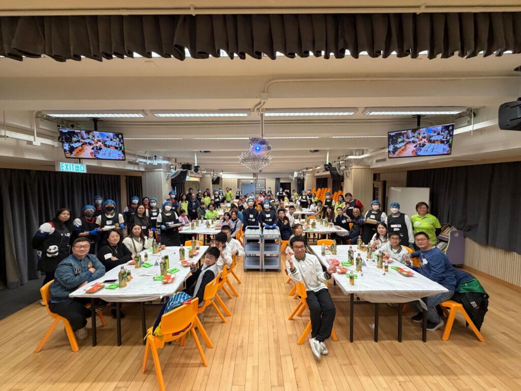 道慈佛社楊日霖紀念學校 鄭裔威校長的職涯起步,並不在教員室,而在資訊科技行業。他在英國讀書、做IT相關工作,習慣用效率衡量一切:系統要快、流程要順、資源要用得精準。但做了一年後,他覺得那段日子有點乏味。回到香港,剛好遇上當年的經濟低潮,IT工作不易找。母親一句「乜都做住先」,他抱着務實的心態,走進一間位於粉嶺的特殊學校,從教學助理做起。在他眼中,這是把人生重新校準:先站穩,先做事,先靠近人的機遇。