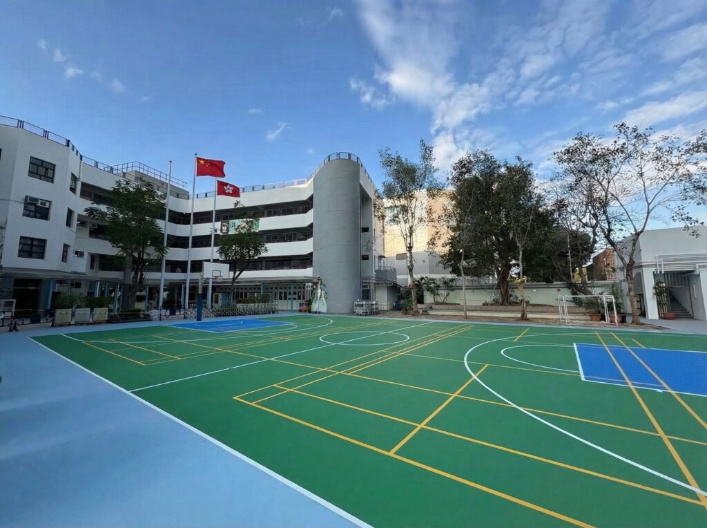 道慈佛社楊日霖紀念學校 鄭裔威校長的職涯起步,並不在教員室,而在資訊科技行業。他在英國讀書、做IT相關工作,習慣用效率衡量一切:系統要快、流程要順、資源要用得精準。但做了一年後,他覺得那段日子有點乏味。回到香港,剛好遇上當年的經濟低潮,IT工作不易找。母親一句「乜都做住先」,他抱着務實的心態,走進一間位於粉嶺的特殊學校,從教學助理做起。在他眼中,這是把人生重新校準:先站穩,先做事,先靠近人的機遇。