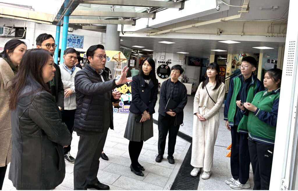 道慈佛社楊日霖紀念學校 鄭裔威校長的職涯起步,並不在教員室,而在資訊科技行業。他在英國讀書、做IT相關工作,習慣用效率衡量一切:系統要快、流程要順、資源要用得精準。但做了一年後,他覺得那段日子有點乏味。回到香港,剛好遇上當年的經濟低潮,IT工作不易找。母親一句「乜都做住先」,他抱着務實的心態,走進一間位於粉嶺的特殊學校,從教學助理做起。在他眼中,這是把人生重新校準:先站穩,先做事,先靠近人的機遇。