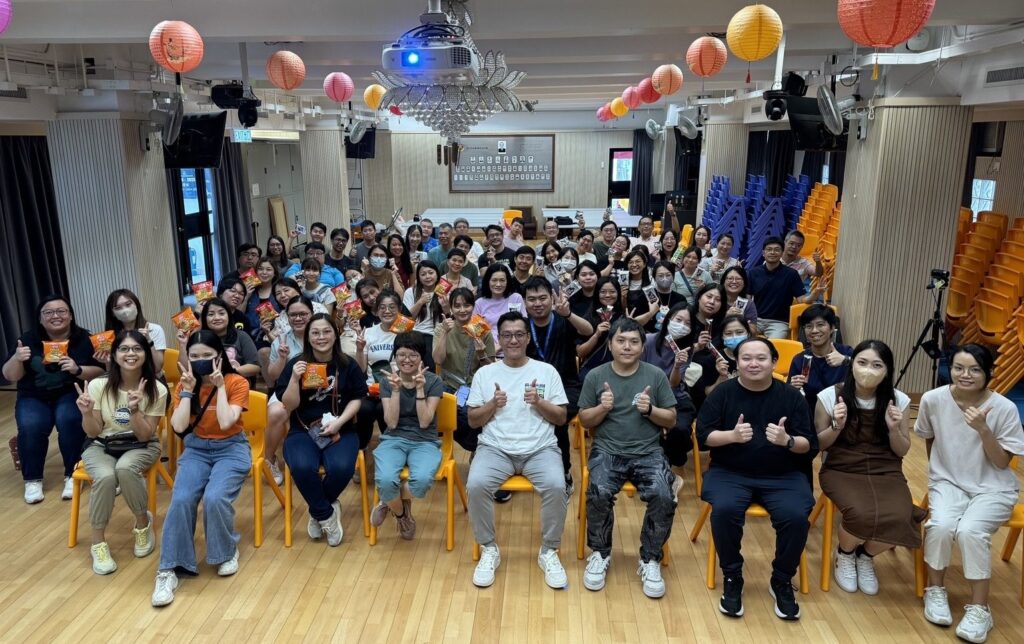 道慈佛社楊日霖紀念學校 鄭裔威校長的職涯起步,並不在教員室,而在資訊科技行業。他在英國讀書、做IT相關工作,習慣用效率衡量一切:系統要快、流程要順、資源要用得精準。但做了一年後,他覺得那段日子有點乏味。回到香港,剛好遇上當年的經濟低潮,IT工作不易找。母親一句「乜都做住先」,他抱着務實的心態,走進一間位於粉嶺的特殊學校,從教學助理做起。在他眼中,這是把人生重新校準:先站穩,先做事,先靠近人的機遇。