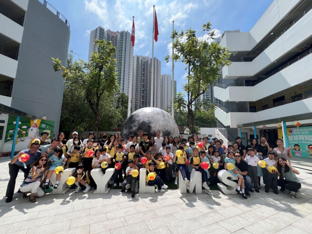 道慈佛社楊日霖紀念學校 鄭裔威校長的職涯起步,並不在教員室,而在資訊科技行業。他在英國讀書、做IT相關工作,習慣用效率衡量一切:系統要快、流程要順、資源要用得精準。但做了一年後,他覺得那段日子有點乏味。回到香港,剛好遇上當年的經濟低潮,IT工作不易找。母親一句「乜都做住先」,他抱着務實的心態,走進一間位於粉嶺的特殊學校,從教學助理做起。在他眼中,這是把人生重新校準:先站穩,先做事,先靠近人的機遇。
