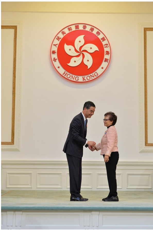 一個人最難的,往往不是衝上去,而是知道何時應該把位置交出去。莫關雁卿博士走過中風病(爆血管)後幾乎停擺的日子,也走過長年把事情扛在肩上的階段;如今七十多歲的她,開始把日程表「清」出空間,把權責「讓」給下一代。她不再以忙碌證明自己,而是用更成熟的判斷,去守住一件事能否長久運作:什麼該由自己做、什麼必須交給更合適的人;哪些改革不能只靠直覺、哪些轉型需要專業與制度。這篇訪問,讀到的不只是她做過什麼,更是她如何在不同人生階段,選擇用更可持續的方式繼續貢獻。