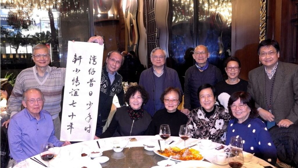 一個人最難的,往往不是衝上去,而是知道何時應該把位置交出去。莫關雁卿博士走過中風病(爆血管)後幾乎停擺的日子,也走過長年把事情扛在肩上的階段;如今七十多歲的她,開始把日程表「清」出空間,把權責「讓」給下一代。她不再以忙碌證明自己,而是用更成熟的判斷,去守住一件事能否長久運作:什麼該由自己做、什麼必須交給更合適的人;哪些改革不能只靠直覺、哪些轉型需要專業與制度。這篇訪問,讀到的不只是她做過什麼,更是她如何在不同人生階段,選擇用更可持續的方式繼續貢獻。