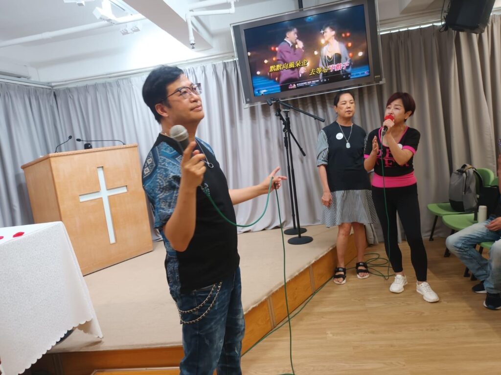 陳劍威回憶成長時,形容自己「幸運」:父母疼愛三兄弟,願意供他們到外地讀書。但同時家人也立下規矩,讀書要專心;放暑假就去打工,自己賺生活費甚至學費。「供你讀」不等於「一路托住你」,這種帶點嚴格的愛,成為他後來做事的一種底色:靠人幫一程可以,但最終要靠自己行落去。