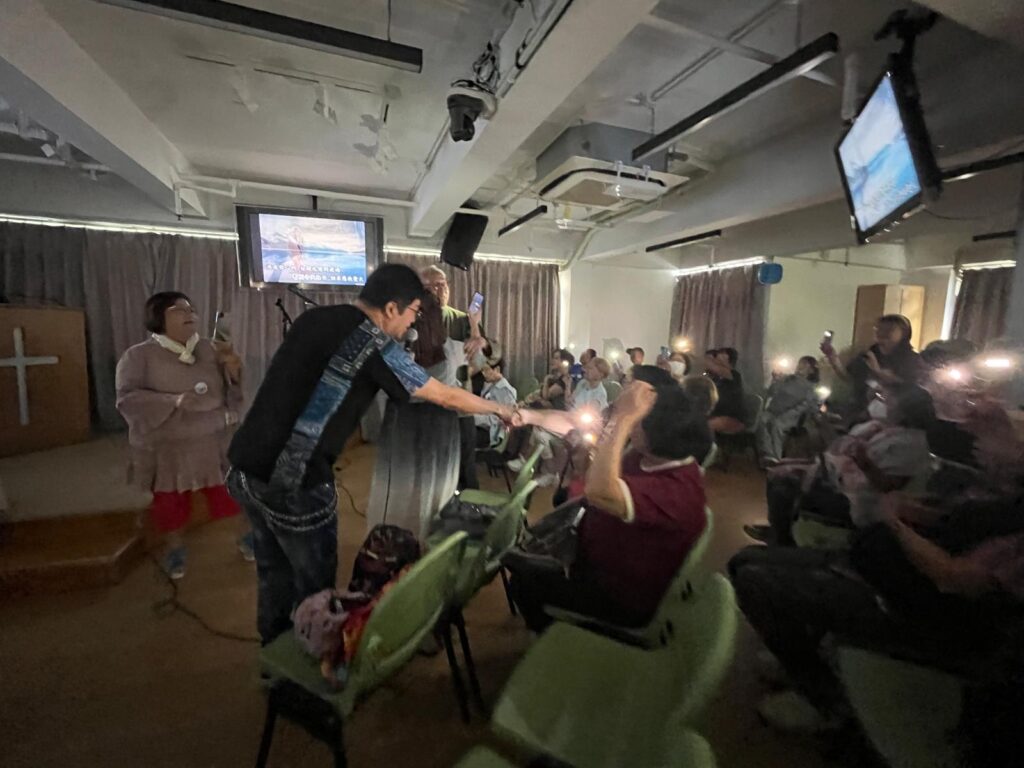 陳劍威回憶成長時,形容自己「幸運」:父母疼愛三兄弟,願意供他們到外地讀書。但同時家人也立下規矩,讀書要專心;放暑假就去打工,自己賺生活費甚至學費。「供你讀」不等於「一路托住你」,這種帶點嚴格的愛,成為他後來做事的一種底色:靠人幫一程可以,但最終要靠自己行落去。