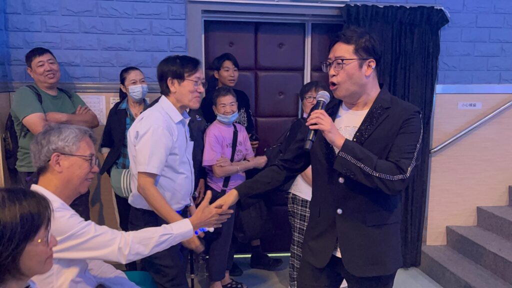 陳劍威回憶成長時,形容自己「幸運」:父母疼愛三兄弟,願意供他們到外地讀書。但同時家人也立下規矩,讀書要專心;放暑假就去打工,自己賺生活費甚至學費。「供你讀」不等於「一路托住你」,這種帶點嚴格的愛,成為他後來做事的一種底色:靠人幫一程可以,但最終要靠自己行落去。