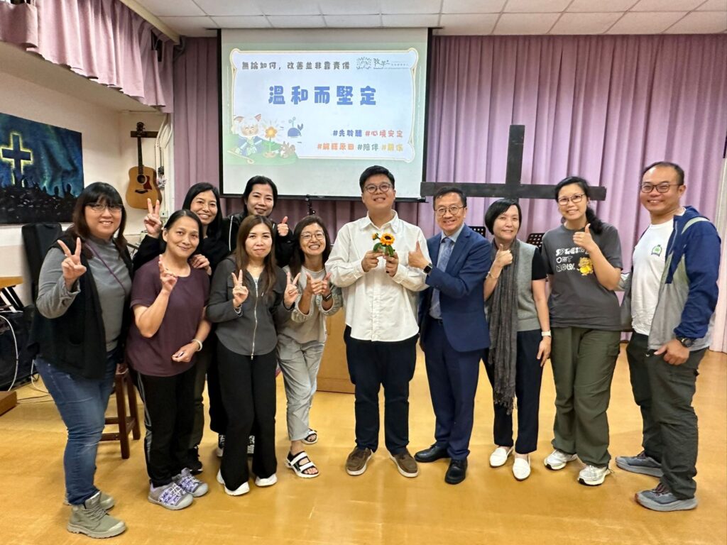 很多教育工作者都遇過這種時刻:一個學生坐在你面前,眼神空空,問他「你想要甚麼?」他卻答不出來。牧羊羊生命培訓中心總幹事李明駿Ben從事青少年社工多年,最在意的從來不是把活動舉辦得有聲有色,而是陪同學生把那句「我唔知自己想點」,一步步變成「我知道自己在乎甚麼、想嘗試甚麼」。從校園到家庭、從學生到家長與老師,他把正向心理學化成可落地的生命教育,用體驗、欣賞與同行,讓一個人重新看見自己的價值。